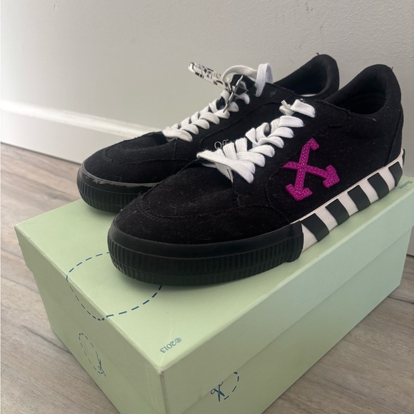 AUTHENTIC Off-White Low Vulc Canvas Sneakers in Black and Pink - Picture 1 of 5